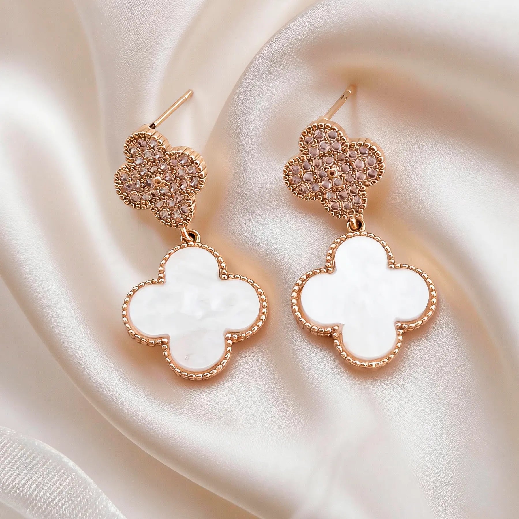 Brinco Trevo Pendurado Branco