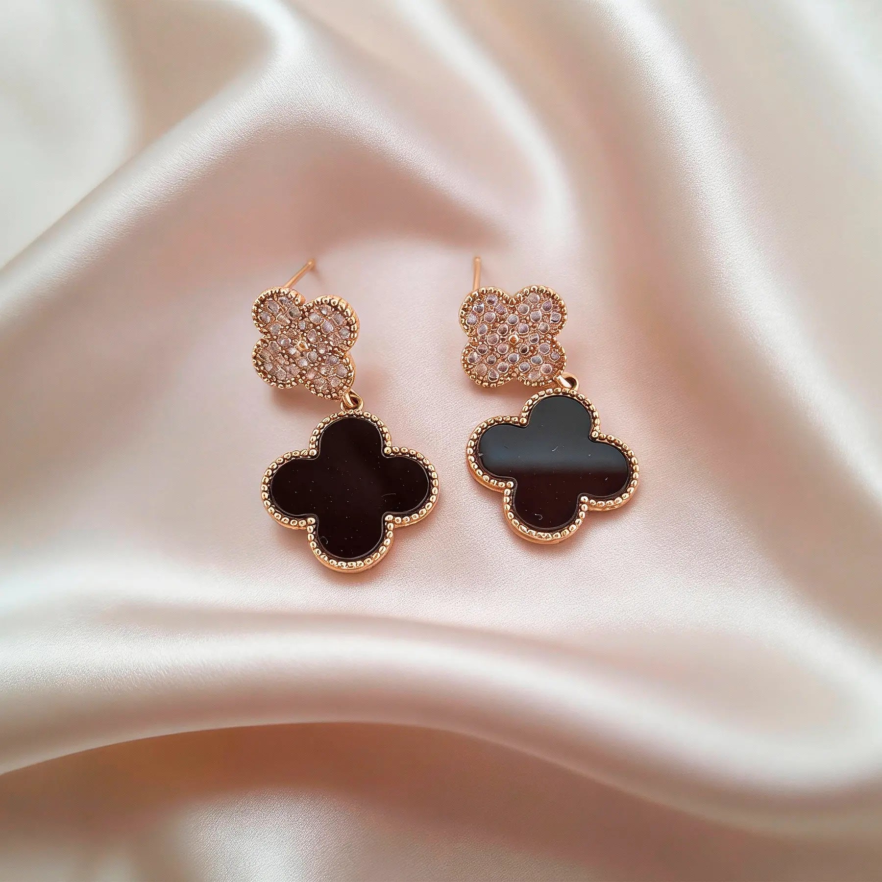 Brinco Trevo Pendurado Preto