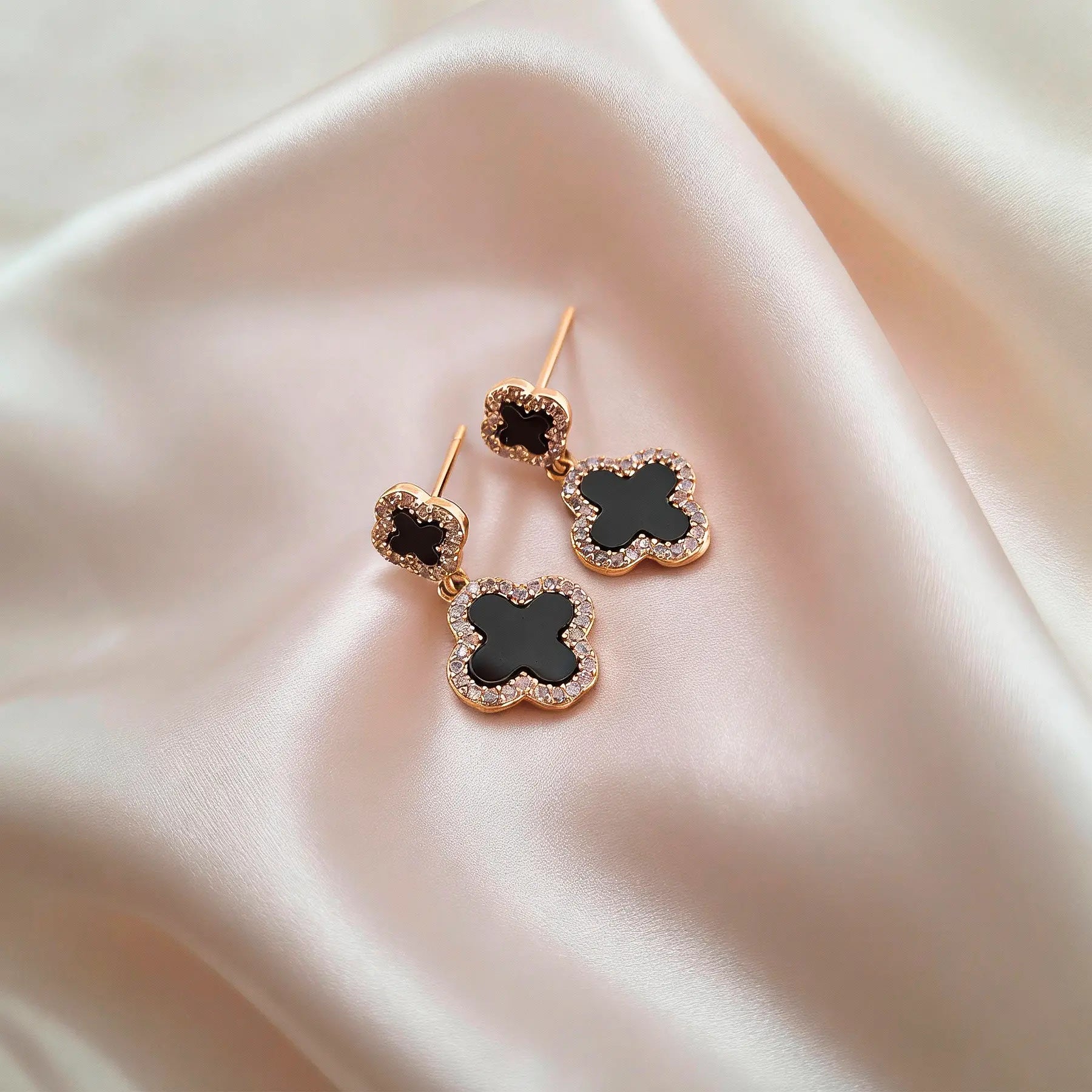 Brinco Trevo Pendurado Preto