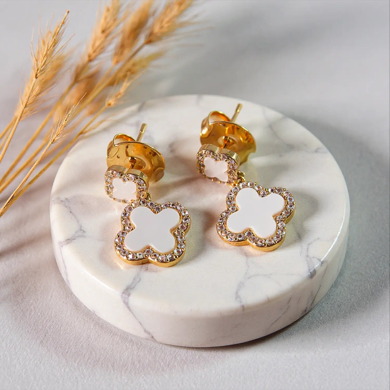 Brinco Trevo Pendurado Branco