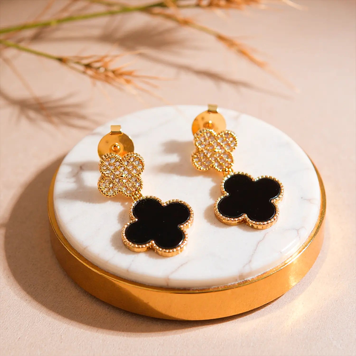 Brinco Trevo Pendurado Preto