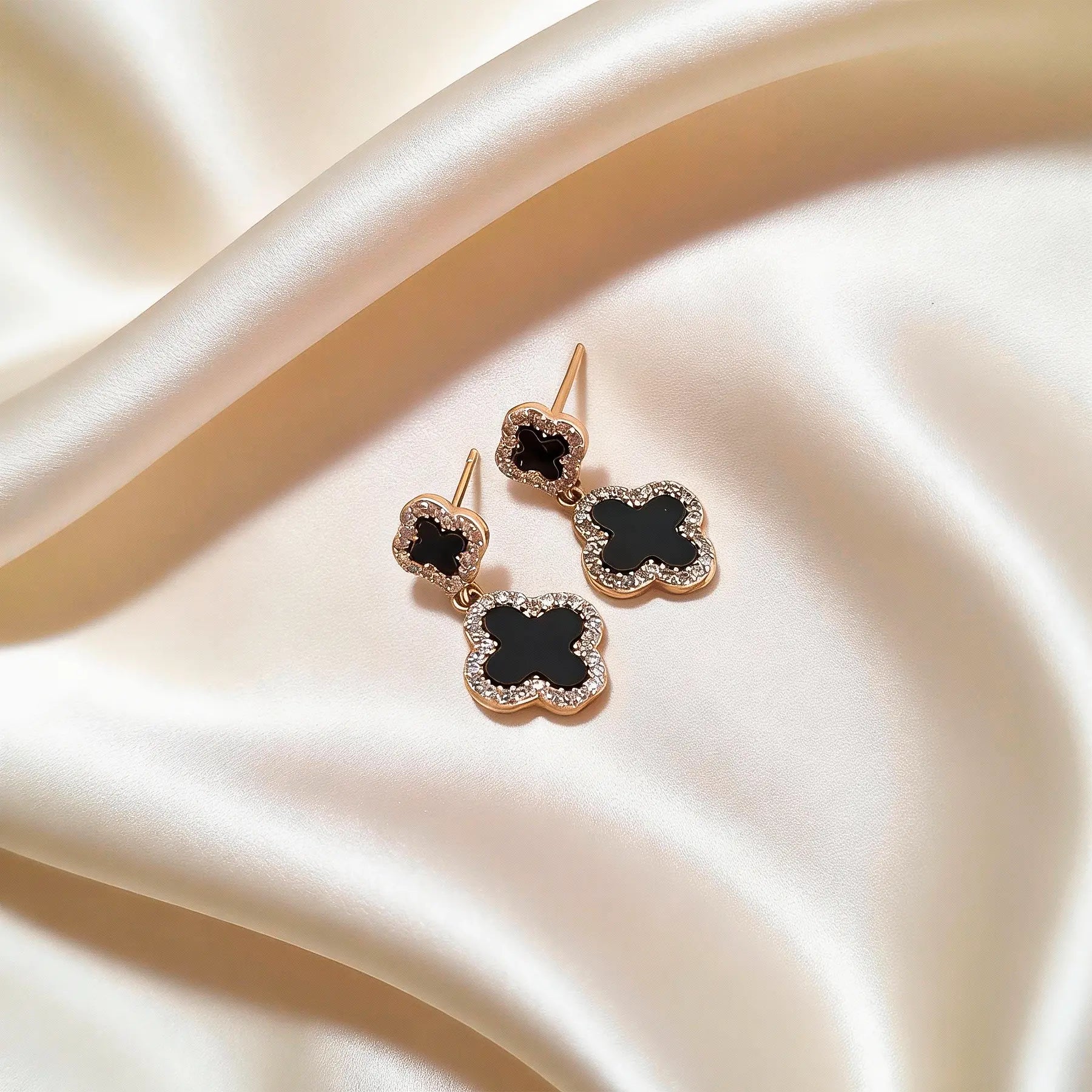 Brinco Trevo Pendurado Preto