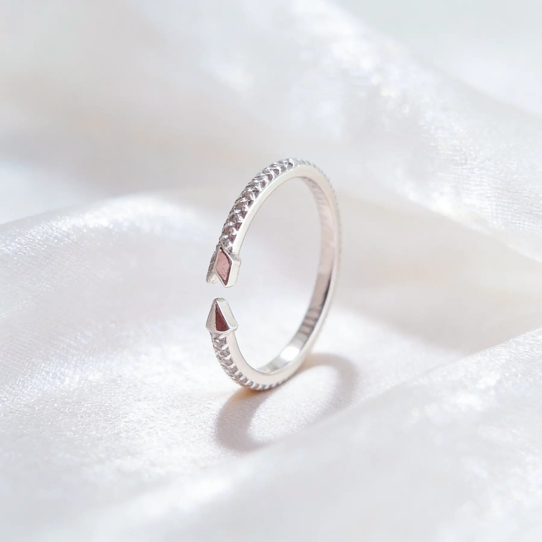 Anel Cravejado Seta Lisa Regulável