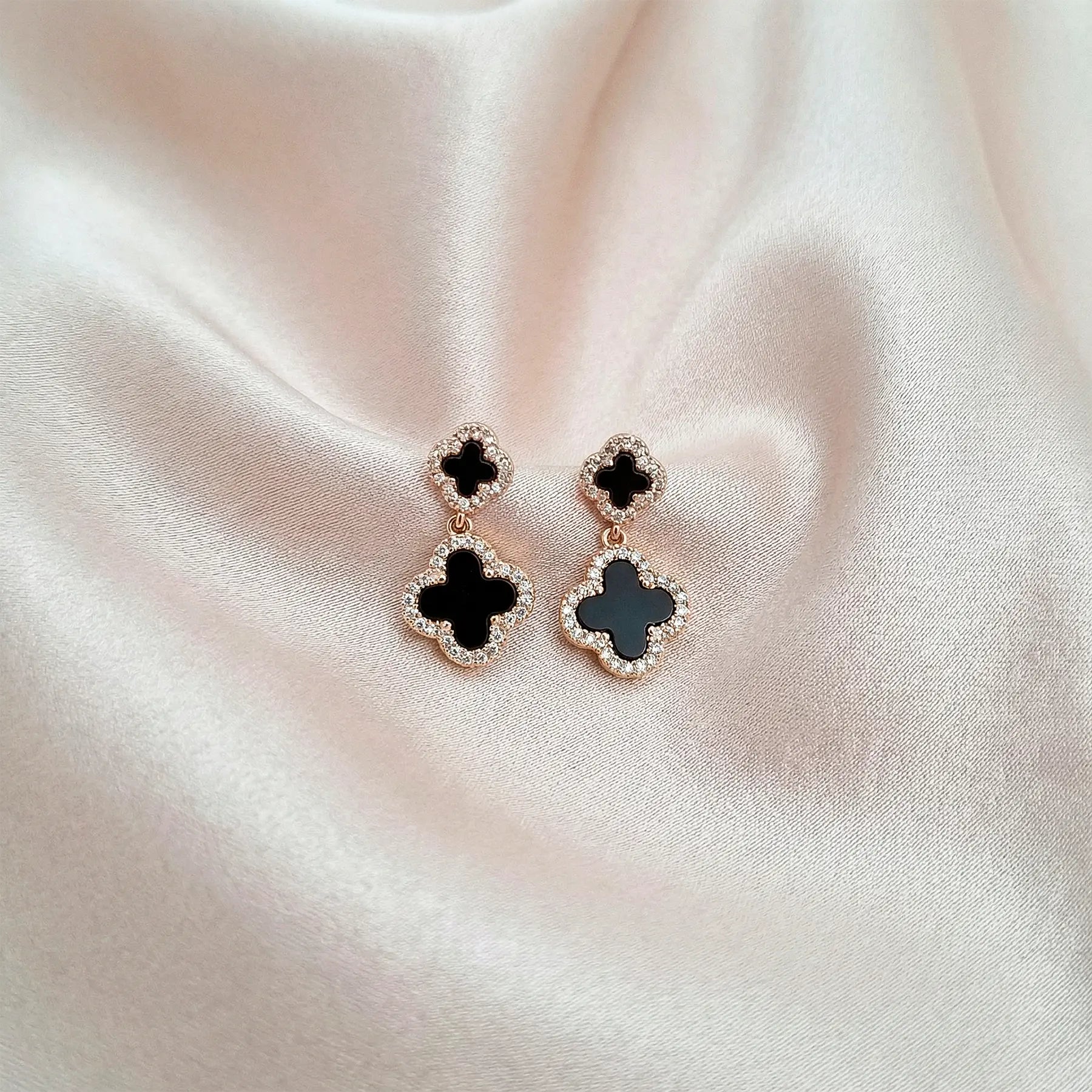 Brinco Trevo Pendurado Preto