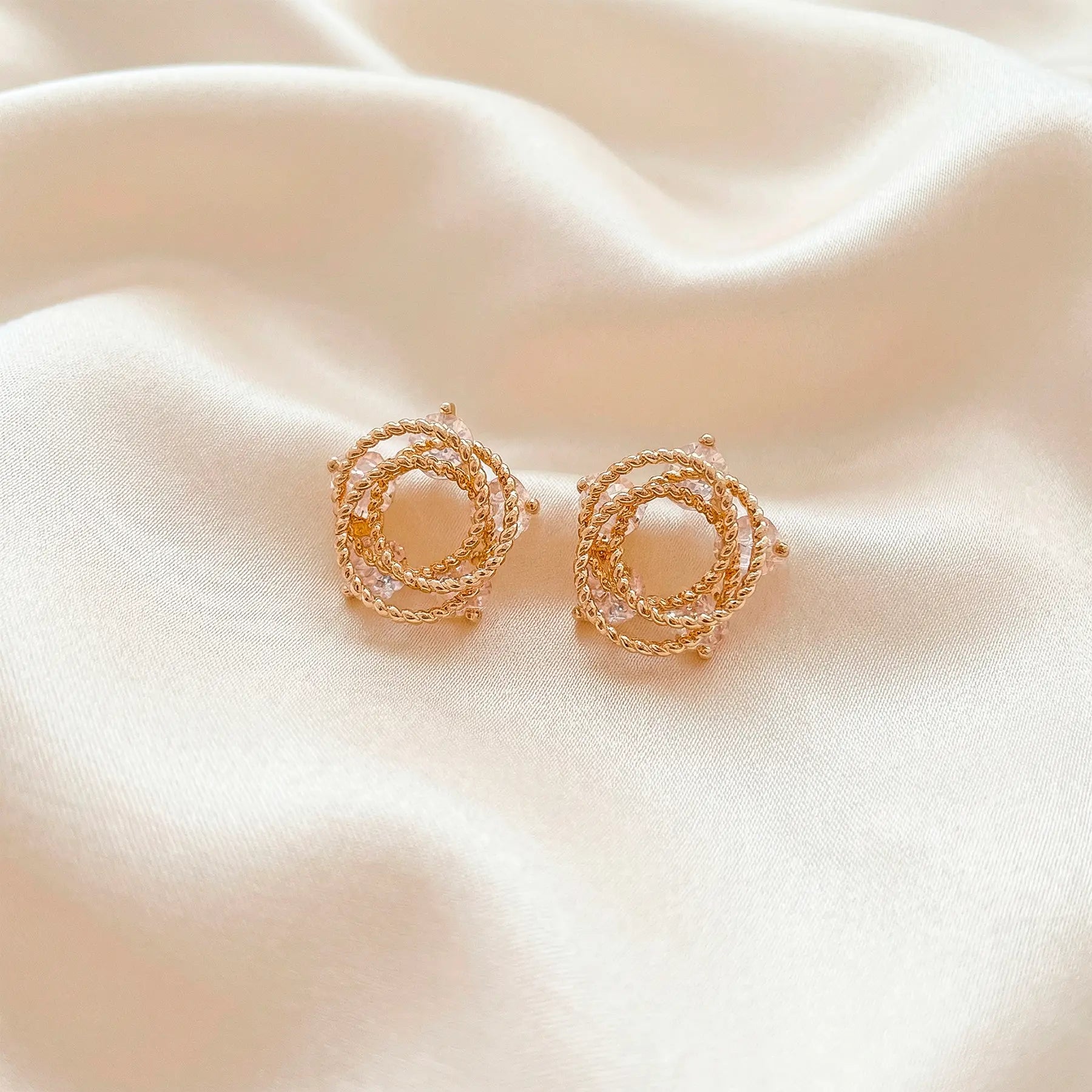 Brinco Entrelaçado com Zircônias