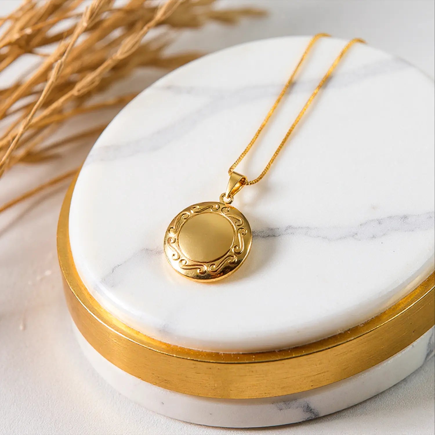 Relicário Redondo Trabalhado