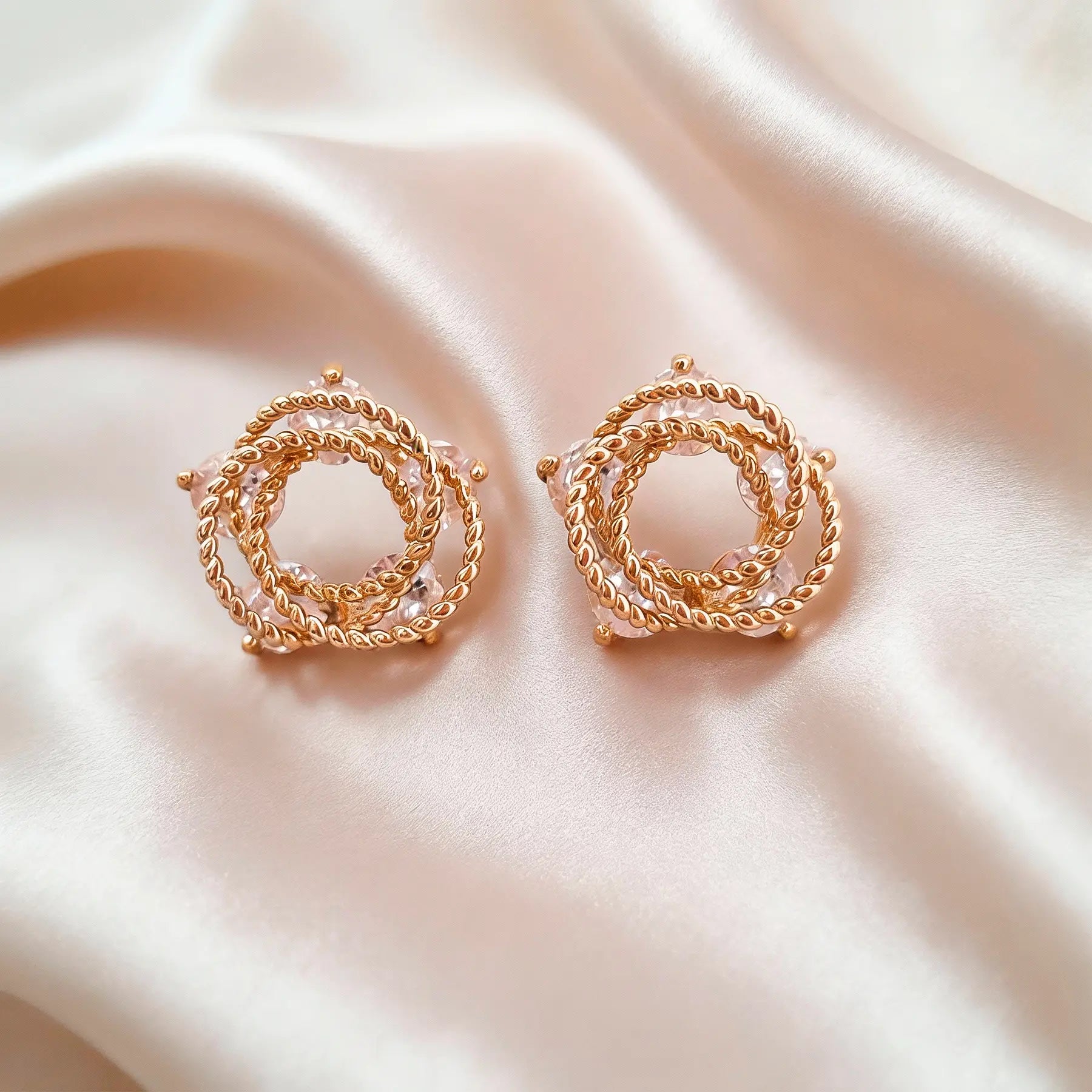 Brinco Entrelaçado com Zircônias