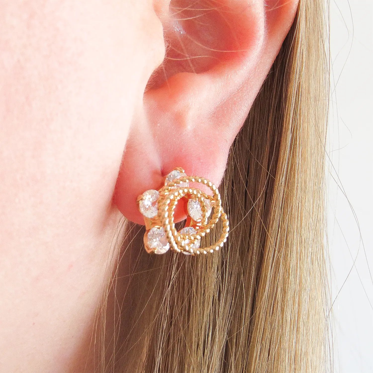 Brinco Entrelaçado com Zircônias