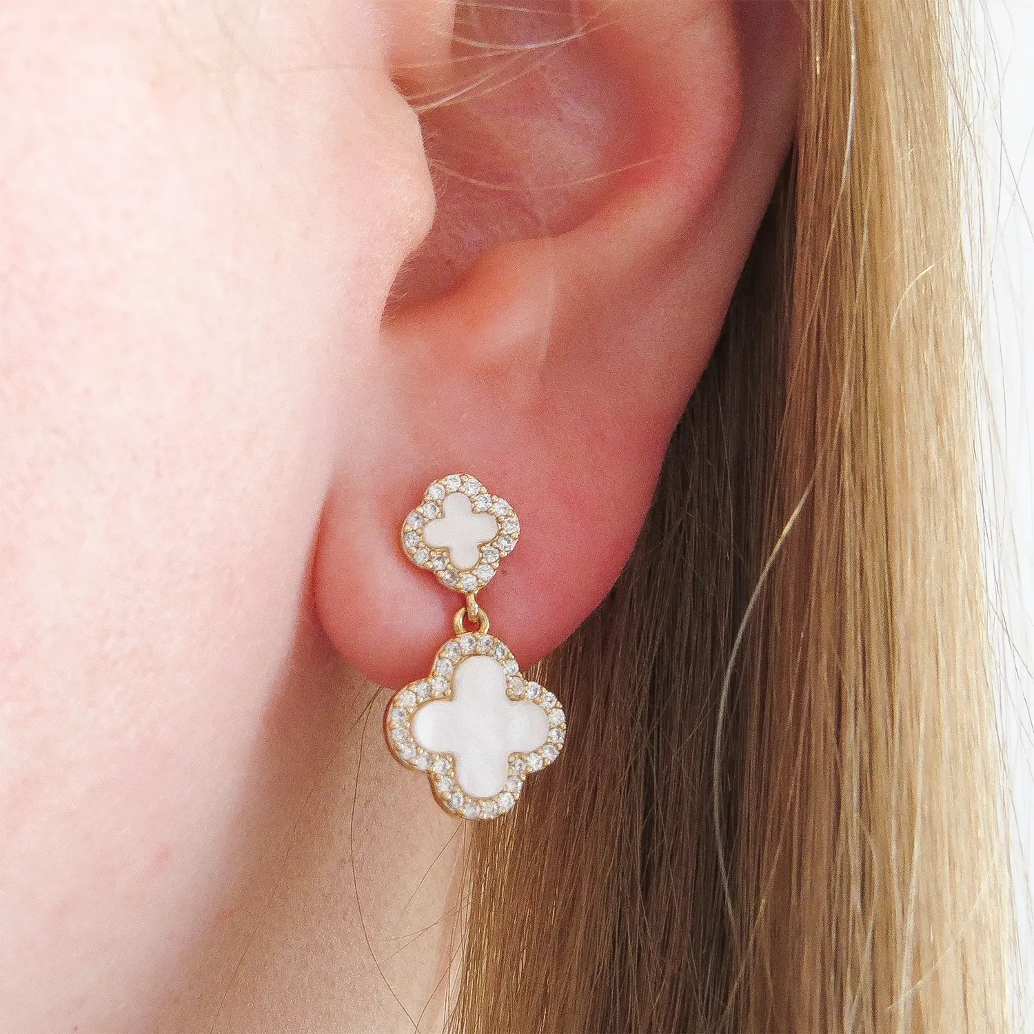 Brinco Trevo Pendurado Branco