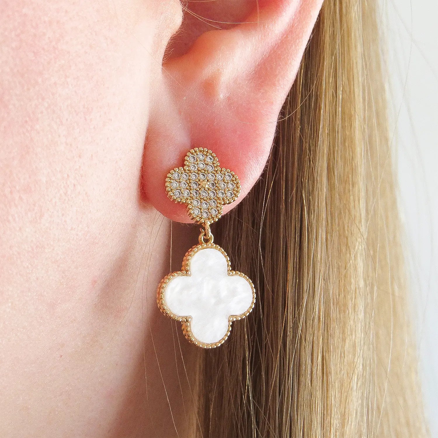 Brinco Trevo Pendurado Branco