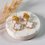 Brinco Trevo Pendurado Branco - Imagem 5