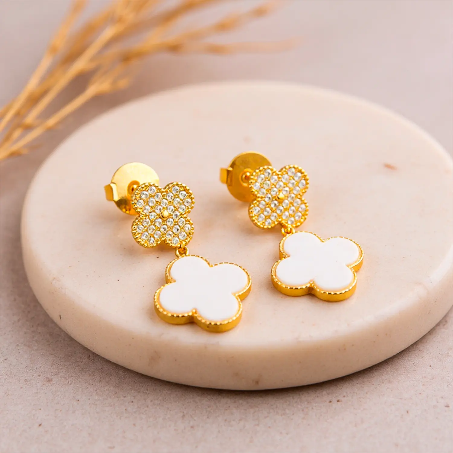 40 Brinco Trevo Pendurado Branco - Imagem 1